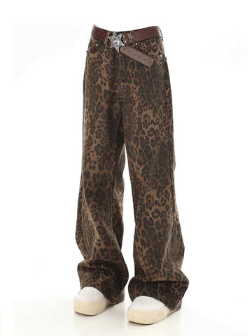 calça leopard.