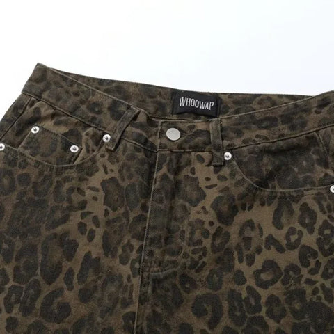 calça leopard.