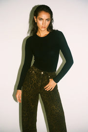 calça leopard.